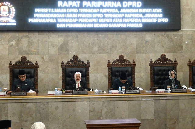 DPRD Kabupaten Cirebon saat menggelar rapat paripurna pengesahan tiga Perda, termasuk Perda RTRW. Foto: Istimewa