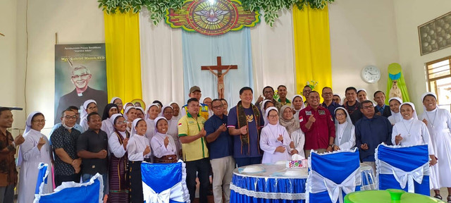 Keterangan foto:Pose bersama Menteri Perumahan dan Kawasan Permukiman, Maruarar Sirait dan para pastor dan suster di Biara Pusat Susteran PRR di Lebao, Kota Larantuka, Flores Timur (Kamis, 14/11/2024).