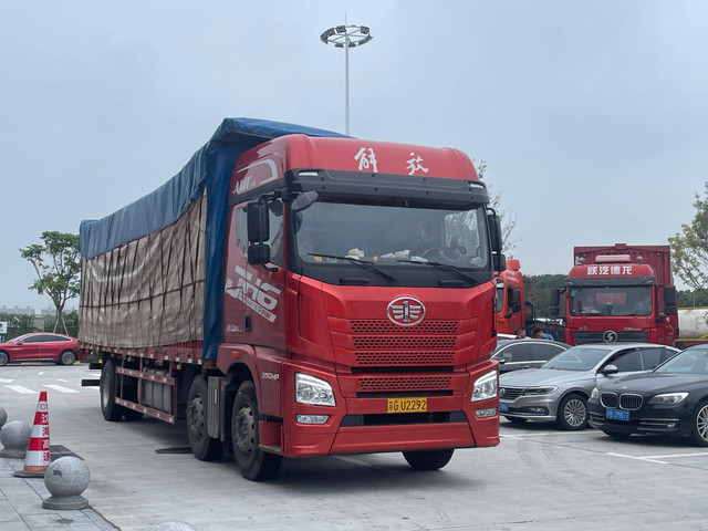 Pemandangan sejumlah truk di China.  Foto: Sena Pratama/kumparanOTO