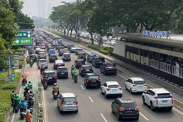 Jalan Jenderal Soedirman, Jakarta padat merayap jelang pertandingan Indonesia vs Jepang pada Jumat (15/11).  Foto: Abid Raihan/kumparan