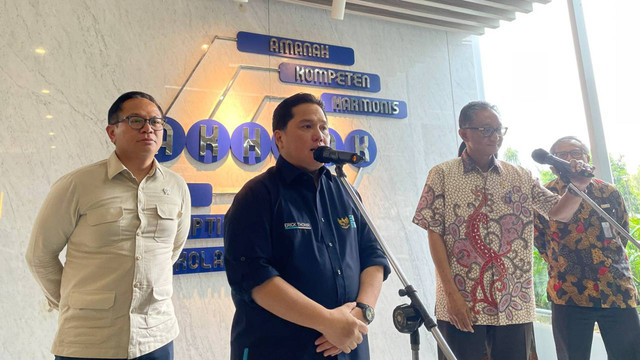 Menteri BUMN, Erick Thohir bersama Menteri Pekerjaan Umum (PU) Dody Hanggodo, Wakil Menteri (Wamen) BUMN Kartika Wirjoatmodjo, di Kantor Kementerian BUMN pada Jumat (15/11). Foto: Ghifari/kumparan 