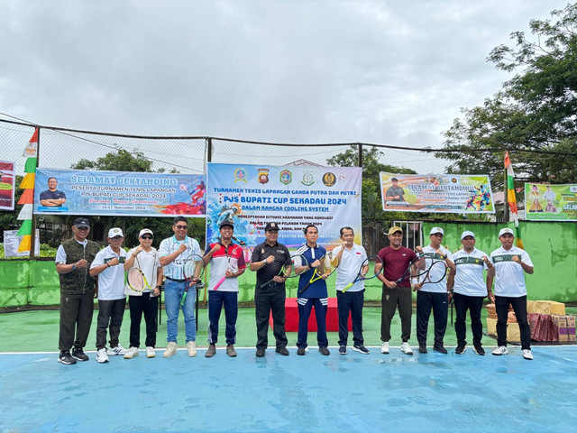 Foto bersama dalam pembukaan turnamen tenis lapangan Pjs Bupati Cup Sekadau 2024. Foto: Dok. Kantah Kabupaten Sekadau