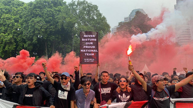 Sejumlah supporter tiba jelang pertandingan Timnas Indonesia melawan Timnas Jepang di Stadion Gelora Bung Karno, Jakarta, Jumat (15/11/2024). Foto: Abid Raihan/kumparan