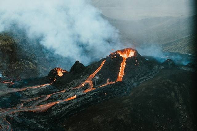 Ilustrasi untuk Apa Itu Erupsi. Sumber: Unsplash/Asa Steinarsdottir