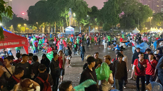 Suasana kompleks GBK saat diguyur hujan. Suporter Timnas lansung kocar-kacir. Foto: Abid Raihan/kumparan