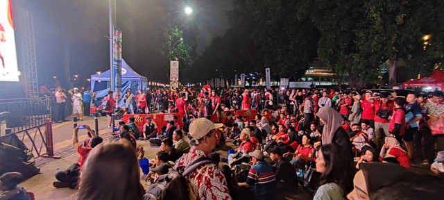 Suasana di sekitar GBK jelang laga Indonesia melawan Jepang pada Jumat (15/11).  Foto: Rachmadi Rasyad/kumparan