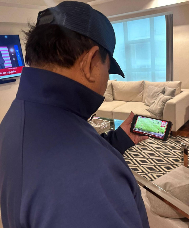 Presiden Prabowo Subianto menonton pertandingan Timnas Indonesia melawan Timnas Jepang di Peru lewat handphone. Foto: Instagram.com/prabowo