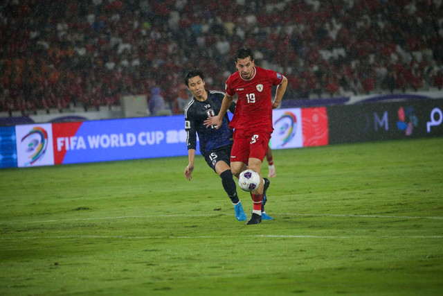 Pemain Timnas Indonesia Thom Haye beraksi dengan Pemain Timnas Jepang Daichi Kamada pada pertandingan Kualifikasi Piala Dunia 2026 di Stadion Utama Gelora Bung Karno, Jakarta, Jumat (15/11/2024).
 Foto: Aditia Noviansyah/kumparan