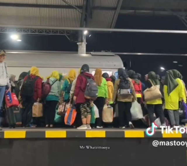 Rombongan emak-emak sebabkan kereta api di Stasiun Lempuyangan terpaksa berangkat terlambat. (Foto : Instagram @jalur5)