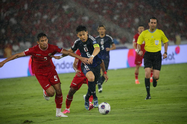 Pemain Timnas Indonesia Rizky Ridho beraksi dengan Pemain Timnas Jepang Wataru Endo pada pertandingan Kualifikasi Piala Dunia 2026 di Stadion Utama Gelora Bung Karno, Jakarta, Jumat (15/11/2024).
 Foto: Aditia Noviansyah/kumparan