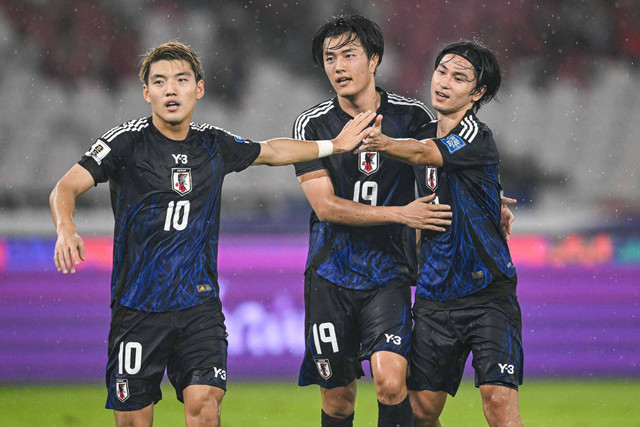 Pesepak bola Timnas Jepang Takumi Minamino (kanan)  bersama rekan setimnya Ritsu Doan (kiri) dan Koki Ogawa (tengah) meluapkan kegembiraannya usai mencetak gol ke gawang Timnas Indonesia pada pertandingan Kualifikasi Piala Dunia  2026. Foto: Aprillio Akbar/Antara