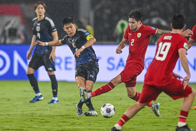 Pemain Timnas Indonesia Kevin Diks (kedua kanan) berebut bola dengan pemain Timnas Jepang Wataru Endo (kedua kiri) pada pertandingan Kualifikasi Piala Dunia 2026 Zona Asia di Stadion Utama Gelora Bung Karno, Jakarta (15/11). Foto: Aprillio Akbar/Antara