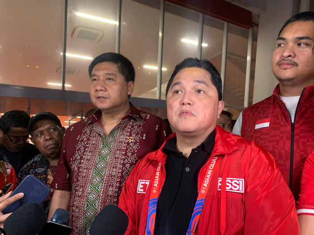 Ketum PSSI, Erick Thohir, dijumpai wartawan usai Timnas Indonesia vs Jepang di Stadion Utama GBK, Jakarta, dalam lanjutan Ronde 3 Kualifikasi Piala Dunia pada Jumat (15/11). Foto: Aji Nugrahanto/kumparan