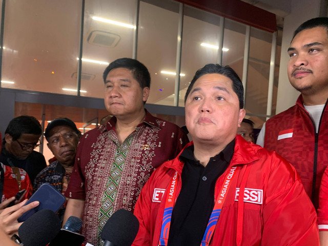 Ketum PSSI, Erick Thohir, dijumpai wartawan usai Timnas Indonesia vs Jepang di Stadion Utama GBK, Jakarta, dalam lanjutan Ronde 3 Kualifikasi Piala Dunia pada Jumat (15/11).
 Foto: Aji Nugrahanto/kumparan