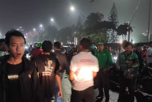 Pendukung Timnas Indonesia mulai tinggalkan Stadion Utama Gelora Bung Karno (SUGBK), Jumat (15/11).  Foto: Rachmadi Rasyad/kumparan