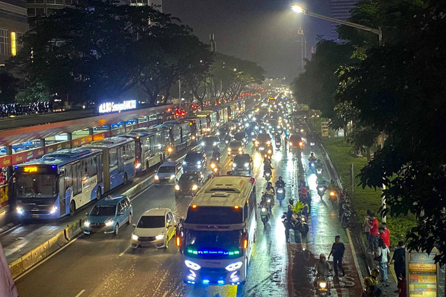 Kondisi lalu lintas Jalan Jenderal Soedirman, Jakarta ramai lancar usai pertandingan Indonesia vs Jepang di GBK pada Jumat (15/11). Dok. Abid Raihan. Foto: Abid Raihan/kumparan