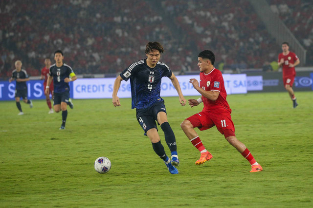 Pemain Timnas Indonesia Ragnar Oratmangoen berusaha mendapatkan bola pada pertandingan Kualifikasi Piala Dunia 2026 melawan Timnas Jepang di Stadion Utama Gelora Bung Karno, Jakarta, Jumat (15/11/2024). Foto: Aditia Noviansyah/kumparan