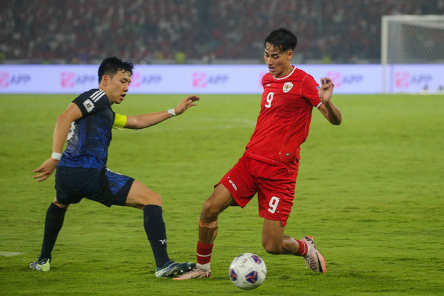 Aksi Pemain Timnas Indonesia Rafael Struick pada pertandingan Kualifikasi Piala Dunia 2026 melawan Timnas Jepang di Stadion Utama Gelora Bung Karno, Jakarta, Jumat (15/11/2024).
 Foto: Aditia Noviansyah/kumparan