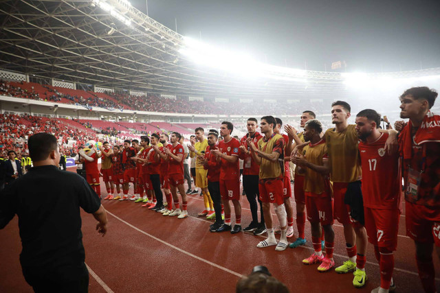 Pemain Timnas Indonesia menyapa pendukung usai kalah dari Jepang dalam pertandingan Kualifikasi Piala Dunia 2026 di Stadion Utama Gelora Bung Karno, Jakarta, Jumat (15/11/2024).
 Foto: Aditia Noviansyah/kumparan