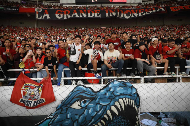 Pemain Timnas Indonesia menyapa pendukung usai kalah dari Jepang dalam pertandingan Kualifikasi Piala Dunia 2026 di Stadion Utama Gelora Bung Karno, Jakarta, Jumat (15/11/2024). Foto: Aditia Noviansyah/kumparan