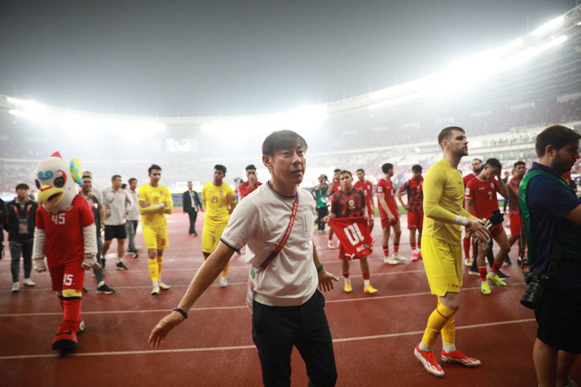 Pelatih Timnas Indonesia Shin Tae Yong usai pertandingan melawan Jepang pada Kualifikasi Piala Dunia 2026 di Stadion Utama Gelora Bung Karno, Jakarta, Jumat (15/11/2024). Foto: Aditia Noviansyah/kumparan