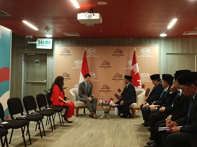 Presiden Republik Indonesia Prabowo Subianto menggelar bilateral meeting dengan Perdana Menteri (PM) Canada Justin Trudeau di ruang Sala Maranga, Loma Convention Center (LCC), Lima, Peru, Jumat (15/11/2024). Foto: Zamachsyari/kumparan