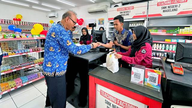 Teaching Factory, sebagai ruang praktik siswa dalam program Alfamidi Class, membantu siswa SMK terkait keterampilan, kompetensi dan keahlian di industri ritel.