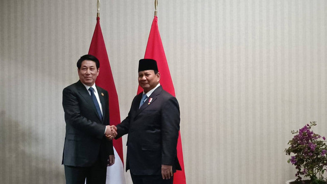 Presiden RI Prabowo Subianto menggelar pertemuan bilateral dengan Presiden Vietnam, Jenderal Luong Cuong, di Swissotel, Lima, Peru, pada Jumat (15/11). Foto: Zamachsyari/kumparan