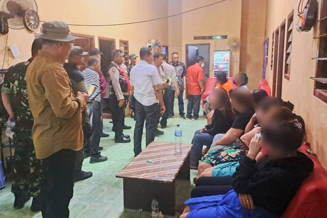 Pembebasan 12 wanita muda yang disekap di Sememi, Surabaya. Foto: Diskominfon Surabaya