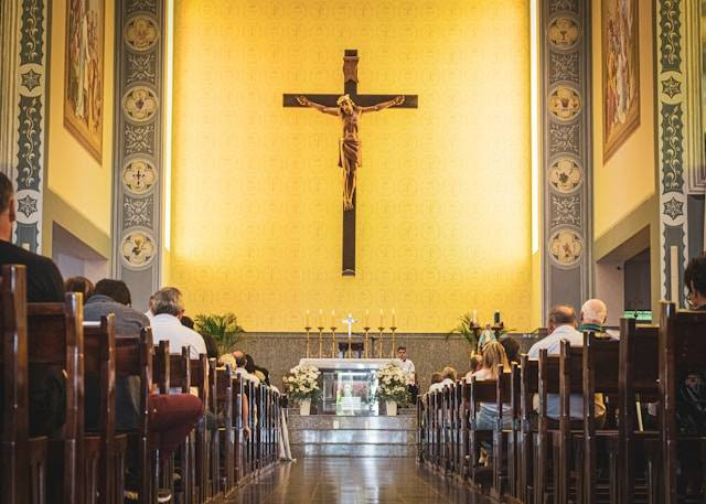 Jadwal Gereja Katedral Semarang. Foto hanyalah ilustrasi, bukan tempat yang sebenarnya. Sumber: Unsplash/Mateus Campos Felipe