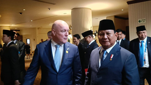 Momen hangat Prabowo dan PM Selandia Baru sapa wartawan usai pertemuan bilateral di Swissotel, Lima, Peru, Jumat (15/11). Foto: Zamachsyari/kumparan