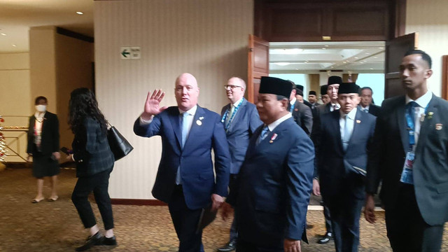 Momen hangat Prabowo dan PM Selandia Baru sapa wartawan usai pertemuan bilateral di Swissotel, Lima, Peru, Jumat (15/11). Foto: Zamachsyari/kumparan