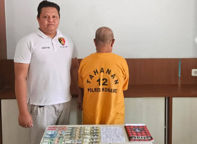 Seorang bandar judi togel saat diamankan polisi.