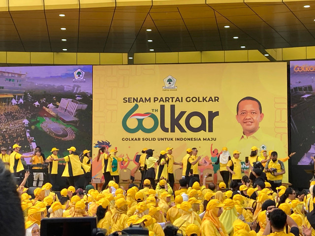 Senam Partai Golkar ke 60 tahun bersama Ketua Umum Partai Golkar Bahlil Lahadalia, Sabtu (16/11). Foto: Alya Zahra/kumparan 