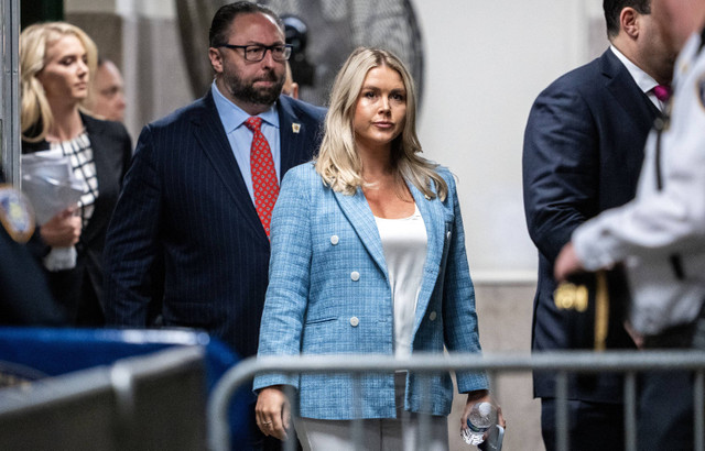 Sekretaris pers kampanye Trump Karoline Leavitt (tengah) dan penasihat Trump Jason Miller (kiri) tiba di persidangan pidana mantan Presiden AS dan calon presiden dari Partai Republik Donald Trump di Pengadilan Kriminal Manhattan di New York City. Foto: Doug Mills / POOL / AFP