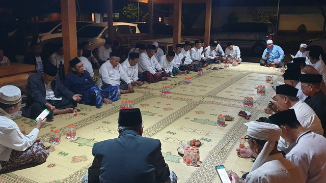 Keluarga besar dan alumni Pondok Pesantren Attanwir Talun, Kecamatan Sumberrejo, saat menggelar doa bersama di rumah Calon Bupati Bojonegoro Setyo Wahono. Kamis (14/11/2024) (Aset: Istimewa)