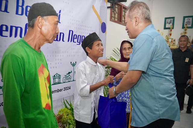 Wakil Menteri Koperasi (Wamenkop) Ferry Juliantono di acara sosial "Berbagi Bersama Membangun Negeri" LPDB-KUMKM di Pasar Beringharjo, Kota Yogyakarta. Foto: dok. LPDB-KUMKM