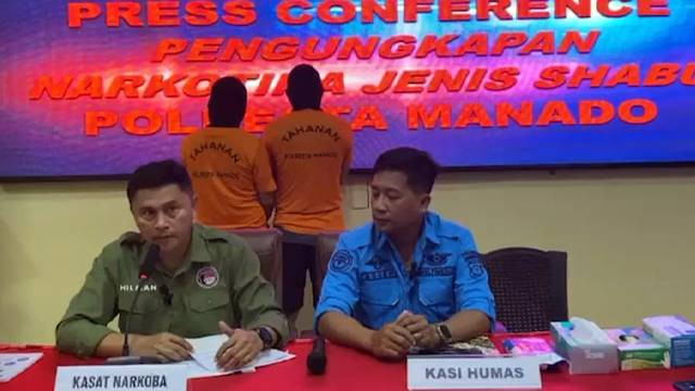 Kasat Narkoba Polresta Manado, AKP Hilman Muthali, bersama Kasi Humas, Ipda Agus Haryono, saat rilis kasus narkoba 151 gram.