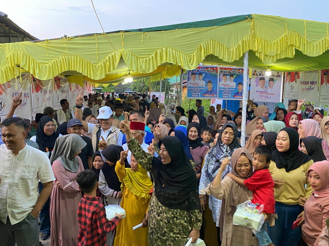 Didi Haryono saat berfoto bersama warga Desa Peniti Besar. Foto: Yulia Ramadhiyanti/Hi!Pontianak