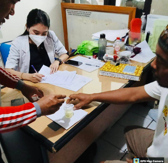 Nakhoda saat melakukan tes urine. Foto : Dok Polda Sumsel