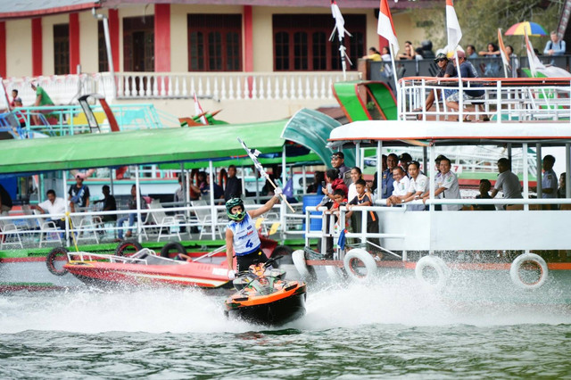 Keramaian seri terakhir Aquabike Jetski World Championship 2024 di Pantai Bebas, Simalungun, Sumatera Utara, pada Jumat (15/11).  Foto: Dok. InJourney