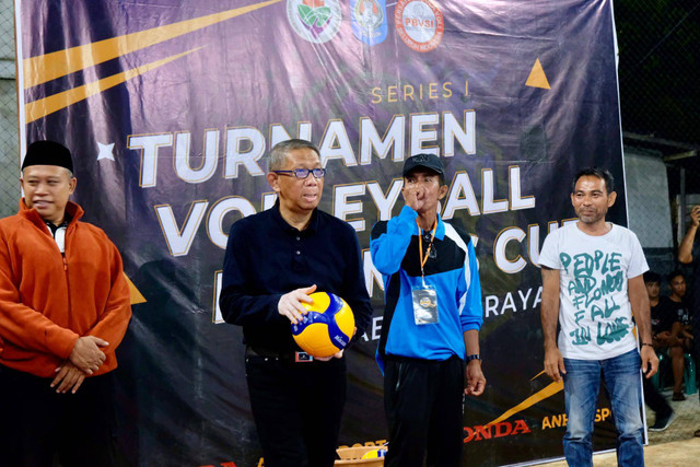 Calon Gubernur Kalbar nomor urut 1, Sutarmidji saat silaturahmi sekaligus membuka Turnamen Volleyball Kalimas Cup. Foto: Dok. Tim Media Midji-Didi