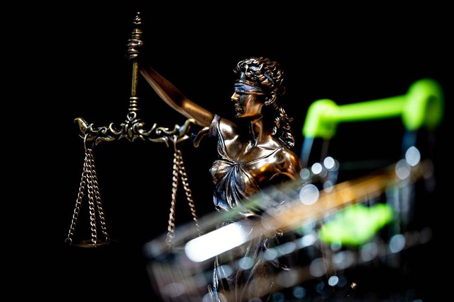 https://cdn.pixabay.com/photo/2020/01/19/08/24/justitia-4777072_960_720.jpg (ilustrasi neraca hukum)