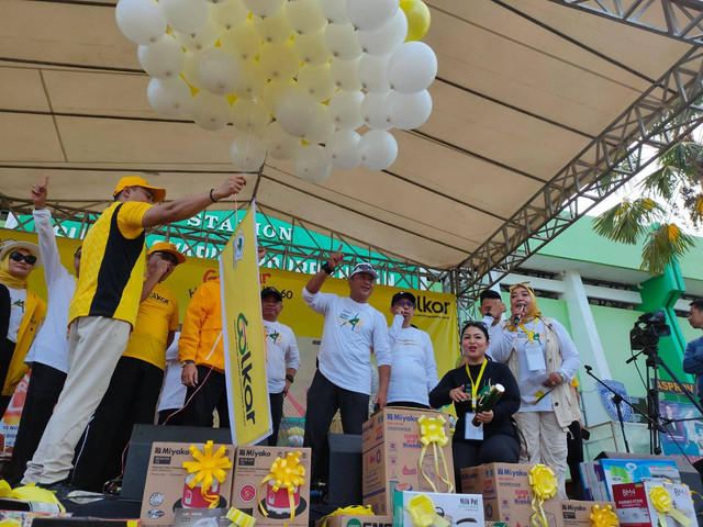 Didi Haryono saat membuka acara senam bareng warga di peringatan HUT Golkar ke-60. Foto: Dok, Tim Media Midji-Didi