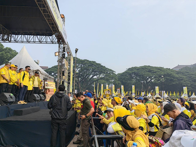 Ribuan peserta jalan sehat HUT ke-60 Partai Golkar di GOR Saparua, Kota Bandung, Sabtu, 16 November 2024. (Foto: Istimewa)