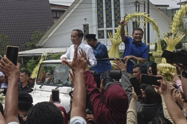 Presiden ke-7 RI Joko Widodo bersama Pasangan Calon Gubernur dan Wakil Gubernur Jawa Tengah Ahmad Luthfi-Taj Yasin menumpang mobil jip untuk mengikuti kirab dalam rangka kampanye terbuka di Purwokerto, Kabupaten Banyumas, Jateng, Sabtu (16/11/2024). Foto: Sumarwoto/ANTARA