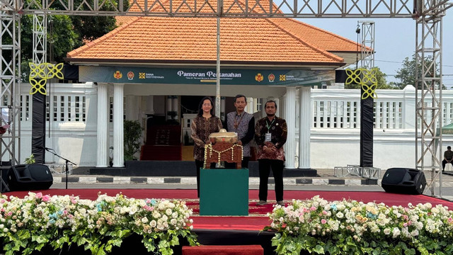 Pembukaan Pameran Tanah Kasultanan “Tales of The Land We Live in; Sultanaatgrond Exhibition” di Sasono Hinggil Dwi Abad, Alun-Alun Selatan Yogya, Kamis (14/11) kemarin. Foto: Iqbal Twq/Pandangan Jogja