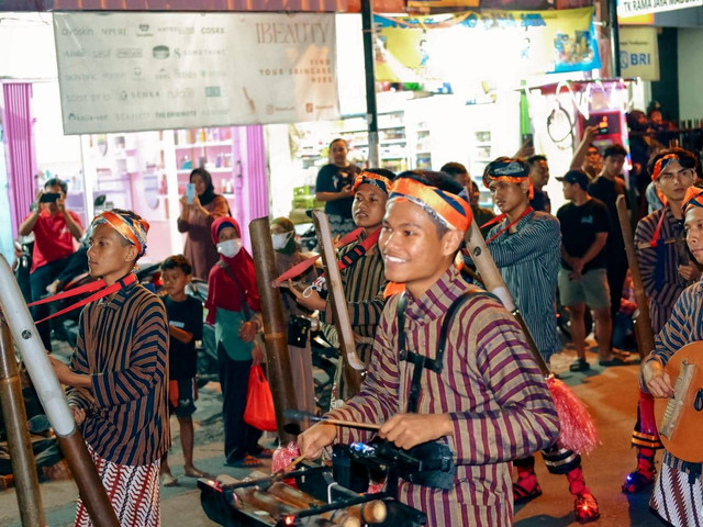 Salah satu peserta kirab suran mbah demang dusun Geplakan di jalan Demakijo (25/07/2023), sumber dokumen pribadi