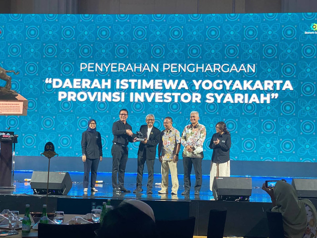 Penyerahan penghargaan DIY sebagai Provinsi Investor Syariah, Jumat (15/11). Foto: Resti Damayanti/Pandangan Jogja