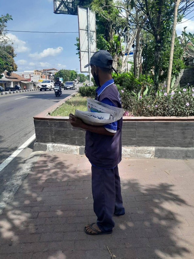 Pak Tejo menunggu pembeli di trotoar jalan Magelang, kamis (17/10/2024) foto adena sashi